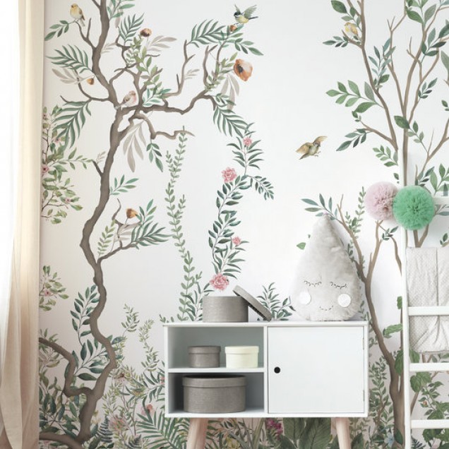 Tapet cu design modern și inspirat de natură, cu nuanțe de verde și detalii delicate de flori și păsări.