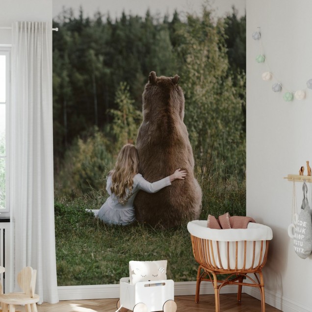 Tapet cu o fată îmbrățișând un urs în pădure.