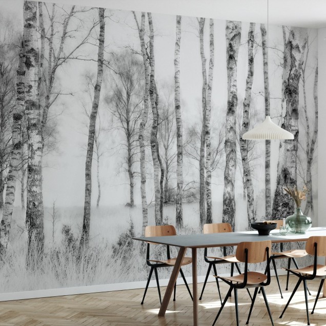 Imagine cu un Black and White Photowall în decorul unei camere de zi moderne, cu un canapea gri, o masă de cafea și două pufuri. Tapetul prezintă o imagine cu copaci în nuanțe de gri.