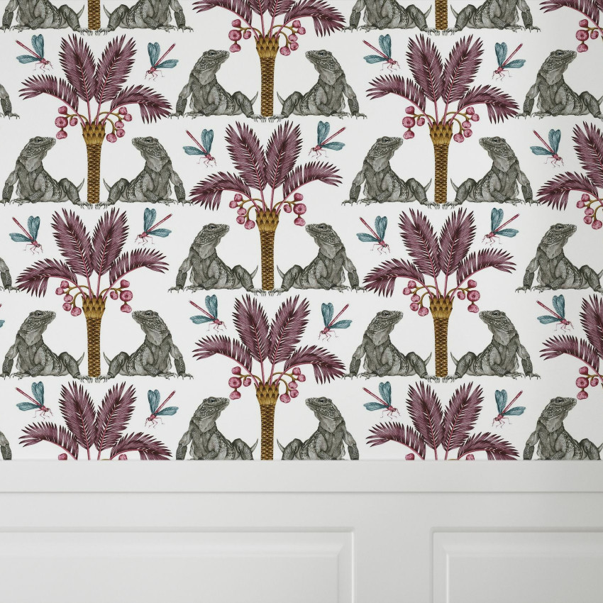 The Iguana Dream - Tapet modern cu design tropical, cu iguane si palmieri pe un fundal roz.