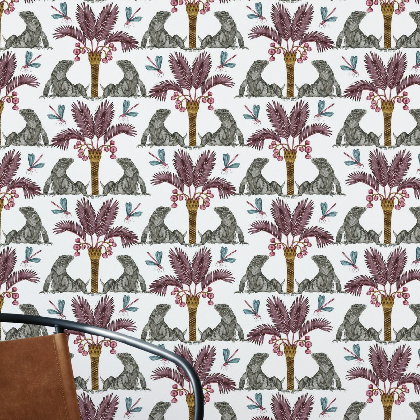 The Iguana Dream - Tapet modern cu design tropical, cu iguane si palmieri pe un fundal roz.