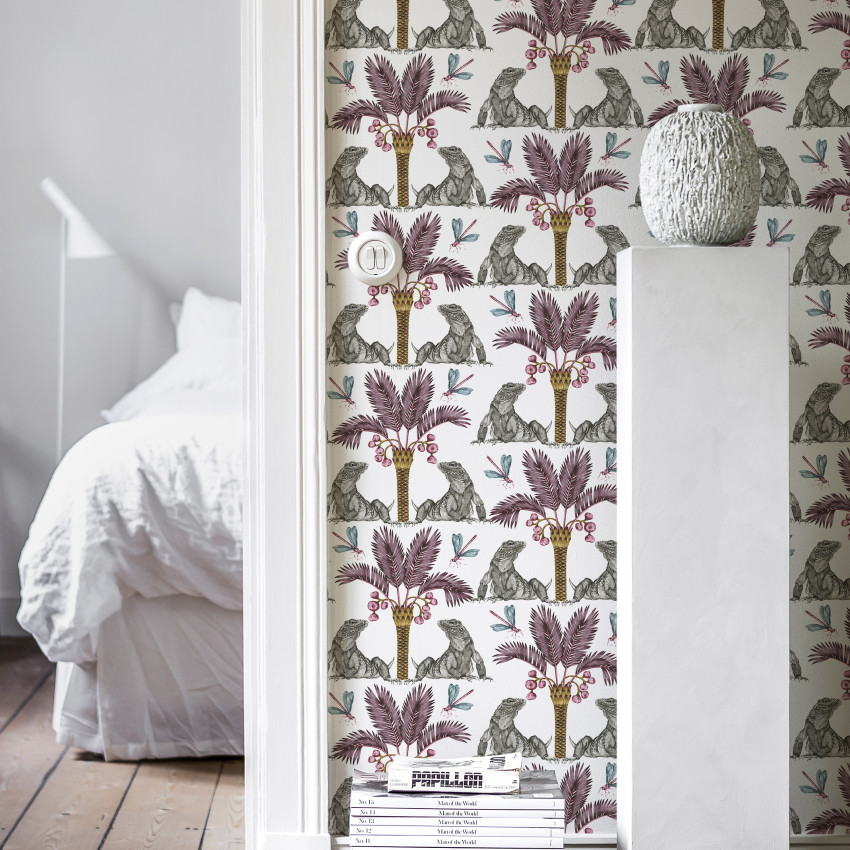 The Iguana Dream - Tapet modern cu design tropical, cu iguane si palmieri pe un fundal roz.