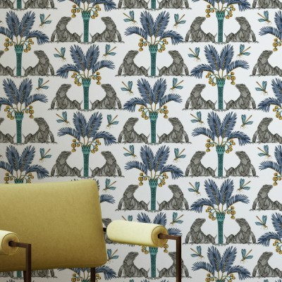Tapet cu design exotic, The Iguana Dream, Turmeric and Indigo, prezintă iguane elegante sub palmieri luxurienți.