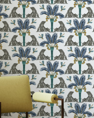Tapet cu design exotic, The Iguana Dream, Turmeric and Indigo, prezintă iguane elegante sub palmieri luxurienți.