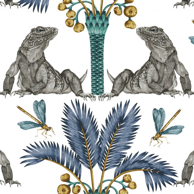 Tapet cu design exotic, The Iguana Dream, Turmeric and Indigo, prezintă iguane elegante sub palmieri luxurienți.
