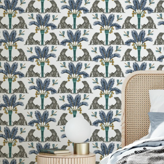 Tapet cu design exotic, The Iguana Dream, Turmeric and Indigo, prezintă iguane elegante sub palmieri luxurienți.