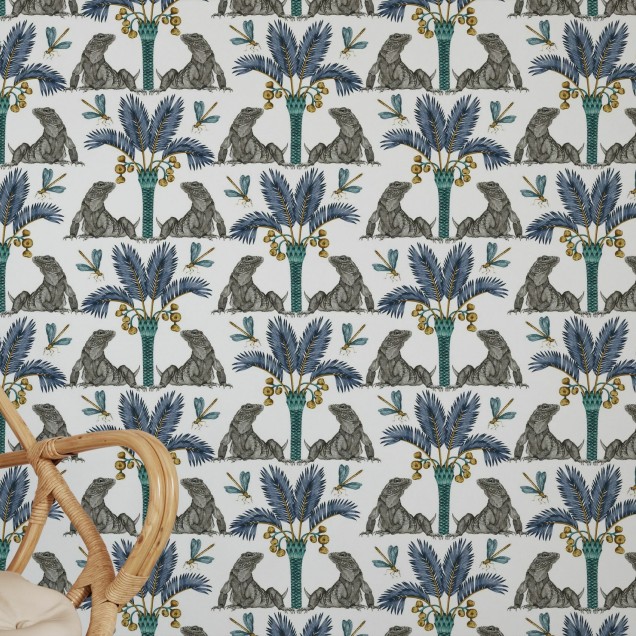 Tapet cu design exotic, The Iguana Dream, Turmeric and Indigo, prezintă iguane elegante sub palmieri luxurienți.