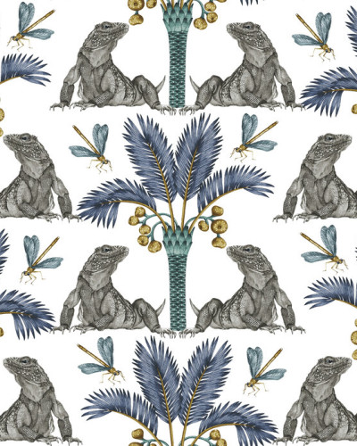 Tapet cu design exotic, The Iguana Dream, Turmeric and Indigo, prezintă iguane elegante sub palmieri luxurienți.