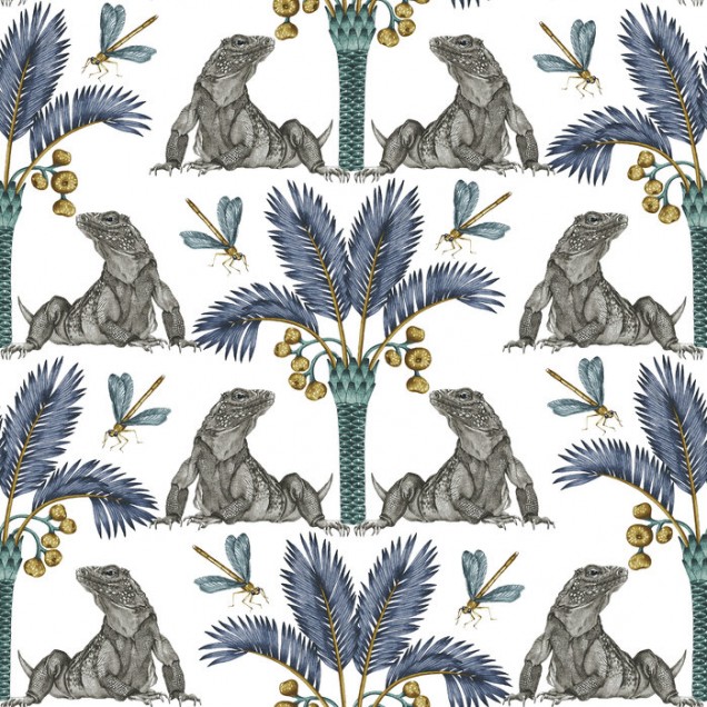 Tapet cu design exotic, The Iguana Dream, Turmeric and Indigo, prezintă iguane elegante sub palmieri luxurienți.