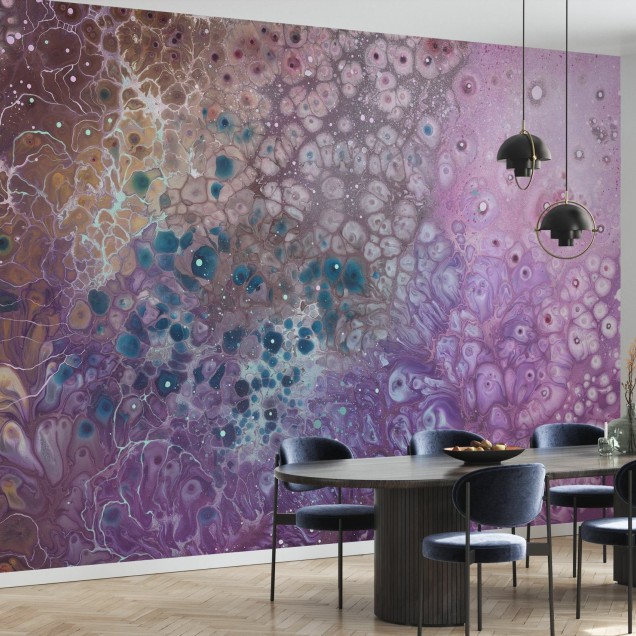 Tapet abstract Aura Cosmogony cu nuanțe de liliac și violet, perfect pentru a adăuga un strop de mister și farmec în orice cameră.