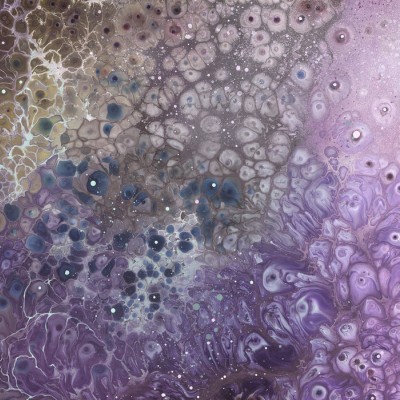 Tapet abstract Aura Cosmogony cu nuanțe de liliac și violet, perfect pentru a adăuga un strop de mister și farmec în orice cameră.