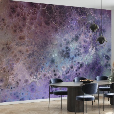 Imagine cu un  Aura Hyaline  aplicat într-o cameră de luat masa.  Aura Hyaline  are un design organic, cu nuanțe de violet, roz și auriu.