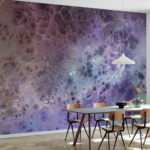 Imagine cu un  Aura Hyaline  aplicat într-o cameră de luat masa.  Aura Hyaline  are un design organic, cu nuanțe de violet, roz și auriu.