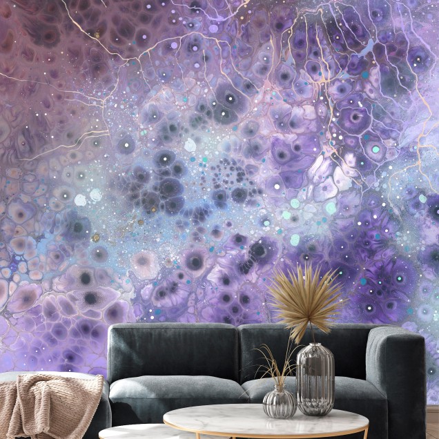 Imagine cu un  Aura Hyaline  aplicat într-o cameră de luat masa.  Aura Hyaline  are un design organic, cu nuanțe de violet, roz și auriu.