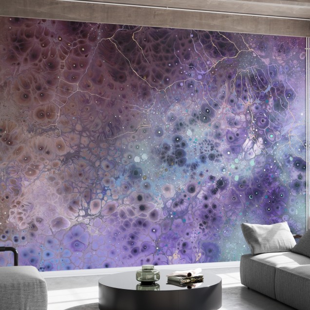 Imagine cu un  Aura Hyaline  aplicat într-o cameră de luat masa.  Aura Hyaline  are un design organic, cu nuanțe de violet, roz și auriu.