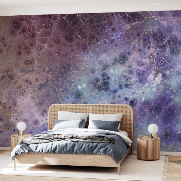 Imagine cu un  Aura Hyaline  aplicat într-o cameră de luat masa.  Aura Hyaline  are un design organic, cu nuanțe de violet, roz și auriu.