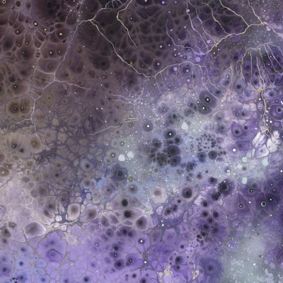 Imagine cu un  Aura Hyaline  aplicat într-o cameră de luat masa.  Aura Hyaline  are un design organic, cu nuanțe de violet, roz și auriu.