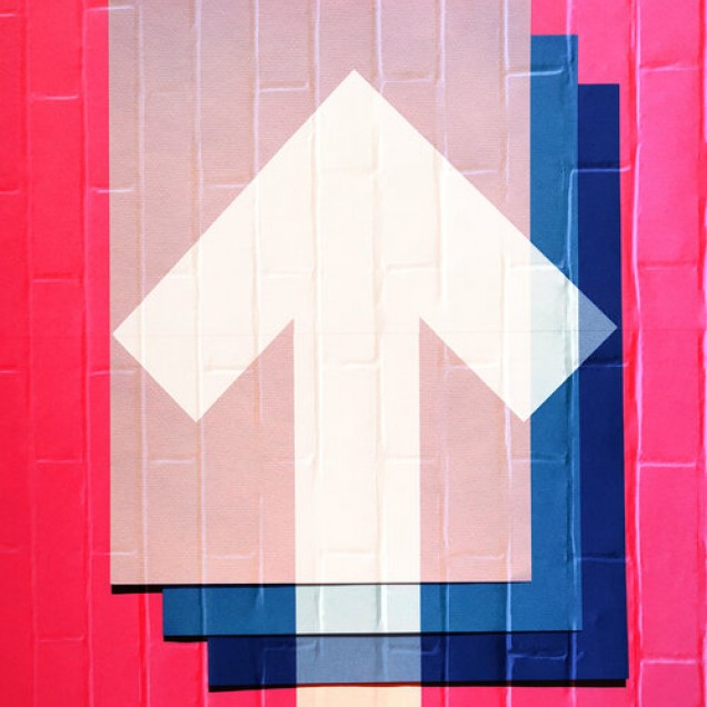 Wallpaper cu design geometric și vibrant, in nuanțe de roz, albastru și alb