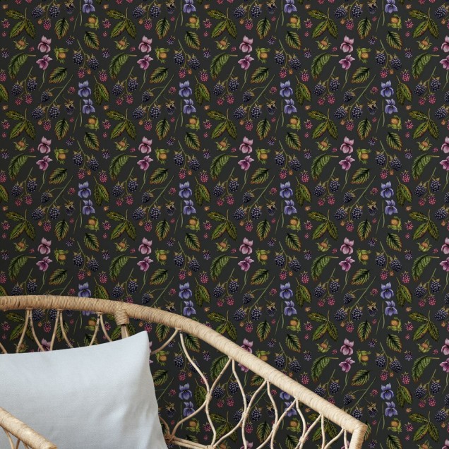 Tapet Bramble Hill, Granit, cu un design modern cu fructe de padure, ideale pentru a decora livingul, dormitorul sau bucătăria.