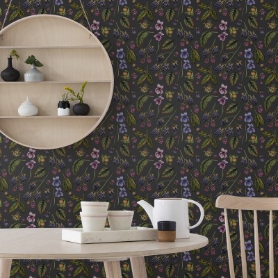 Tapet Bramble Hill, Granit, cu un design modern cu fructe de padure, ideale pentru a decora livingul, dormitorul sau bucătăria.