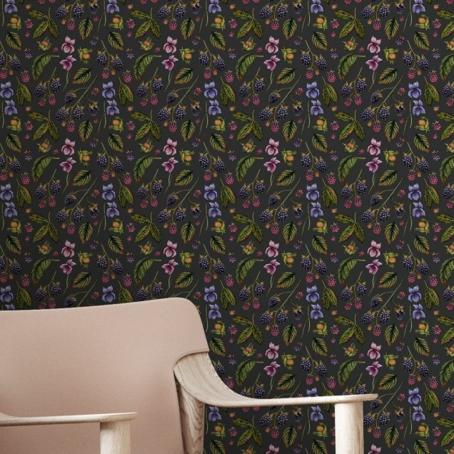 Tapet Bramble Hill, Granit, cu un design modern cu fructe de padure, ideale pentru a decora livingul, dormitorul sau bucătăria.