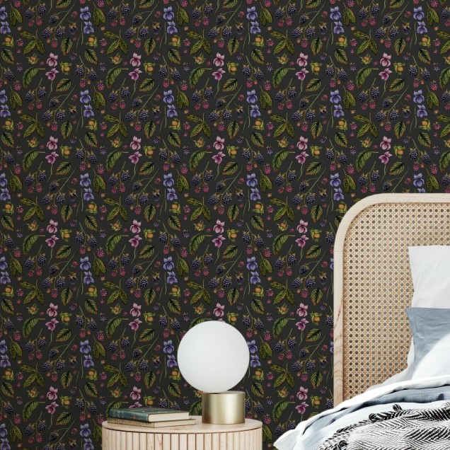 Tapet Bramble Hill, Granit, cu un design modern cu fructe de padure, ideale pentru a decora livingul, dormitorul sau bucătăria.