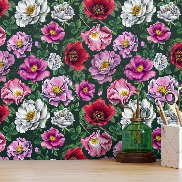 Tapet floral Kerstin cu nuanțe delicate de roz, alb și roșu pe un fundal verde închis