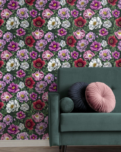 Tapet floral Kerstin cu nuanțe delicate de roz, alb și roșu pe un fundal verde închis