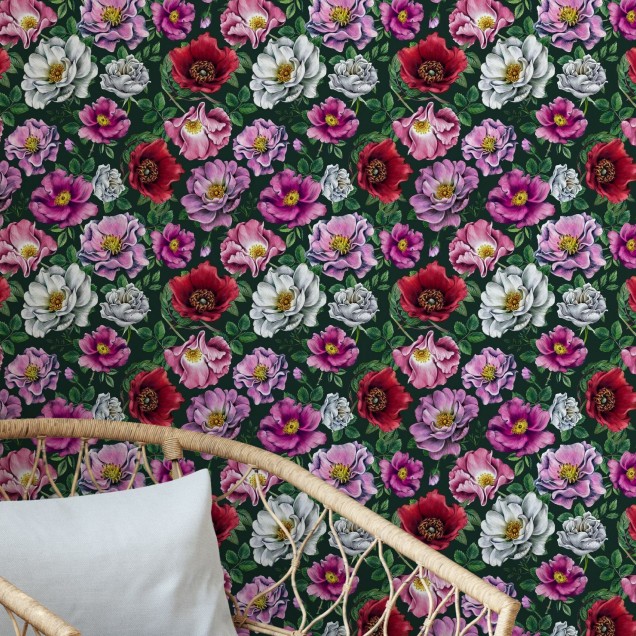 Tapet floral Kerstin cu nuanțe delicate de roz, alb și roșu pe un fundal verde închis