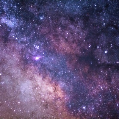 Tapet Galaxy, cu un design modern și minimalist, perfect pentru dormitoare și livinguri.