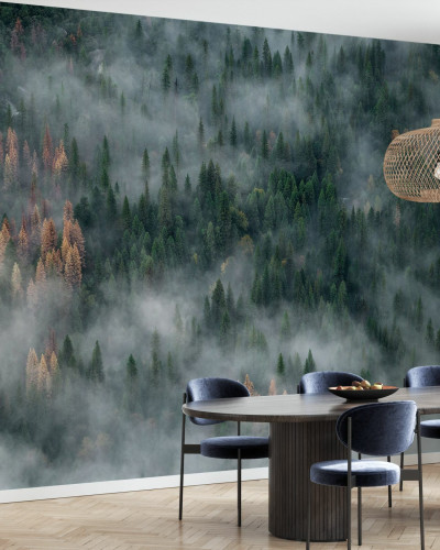 Tapet panoramic cu o pădure în ceață, perfect pentru a crea o atmosferă liniștită și relaxantă în casa ta. Imaginea realistă te va transporta instantaneu într-un spațiu primitor.
