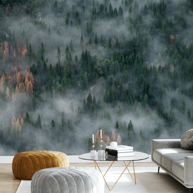 Tapet panoramic cu o pădure în ceață, perfect pentru a crea o atmosferă liniștită și relaxantă în casa ta. Imaginea realistă te va transporta instantaneu într-un spațiu primitor.