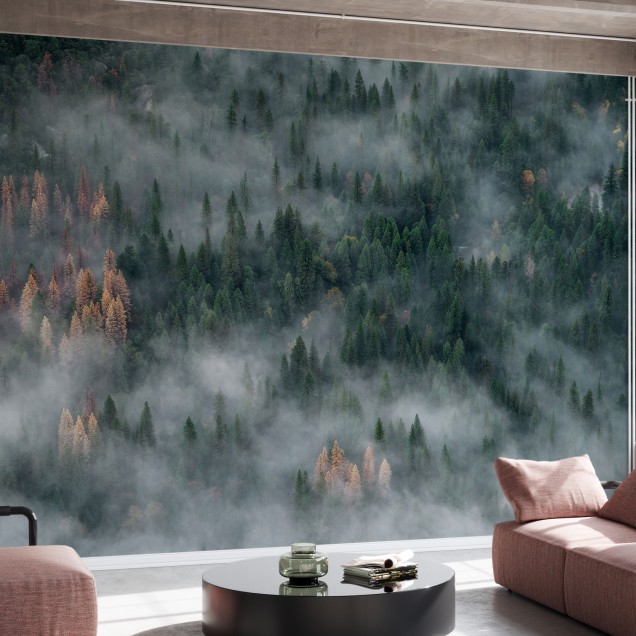 Tapet panoramic cu o pădure în ceață, perfect pentru a crea o atmosferă liniștită și relaxantă în casa ta. Imaginea realistă te va transporta instantaneu într-un spațiu primitor.