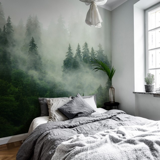 Fototapet cu o pădure cețoasă, creând o atmosferă misterioasă și relaxantă.