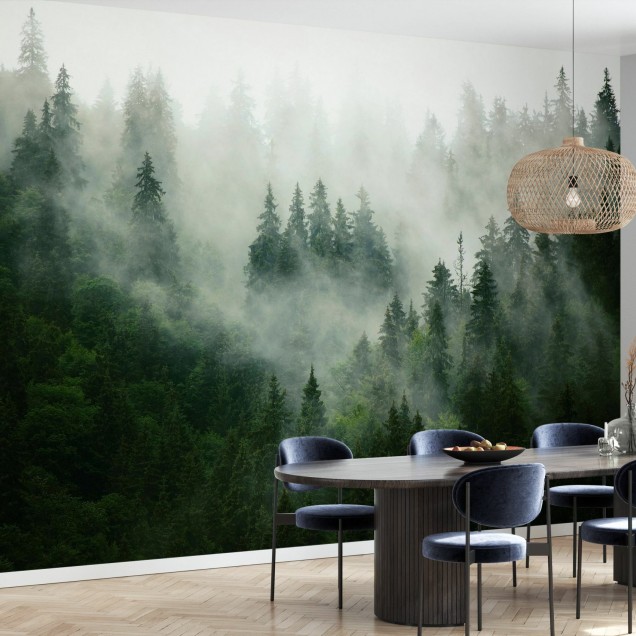 Fototapet cu o pădure cețoasă, creând o atmosferă misterioasă și relaxantă.