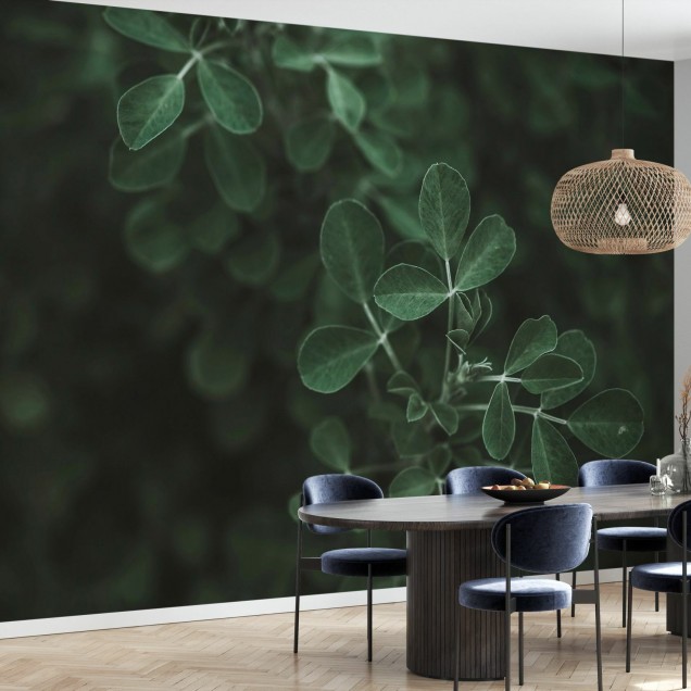 Tapet cu frunze verzi Low Key Leaf, perfect pentru un design modern și natural.