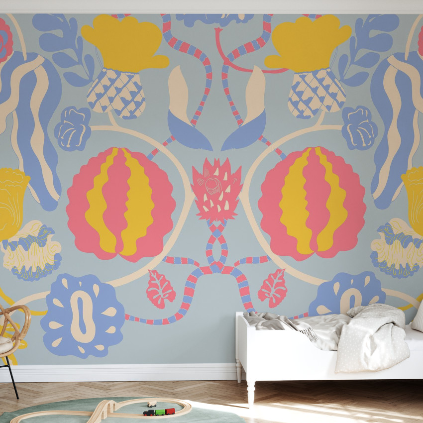 Tapet modern cu un design vibrant, In Bloom, caracterizat prin flori abstracte in nuante de roz, albastru, galben si rosu.