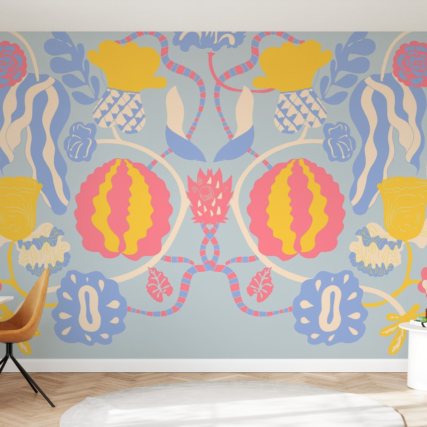 Tapet modern cu un design vibrant, In Bloom, caracterizat prin flori abstracte in nuante de roz, albastru, galben si rosu.