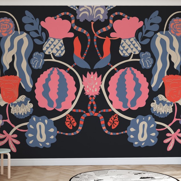 Tapet modern cu un design vibrant, In Bloom, caracterizat prin flori abstracte in nuante de roz, albastru, galben si rosu.