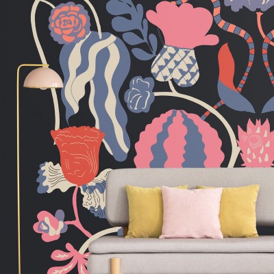 Tapet modern cu un design vibrant, In Bloom, caracterizat prin flori abstracte in nuante de roz, albastru, galben si rosu.