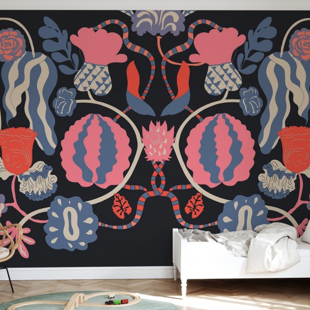 Tapet modern cu un design vibrant, In Bloom, caracterizat prin flori abstracte in nuante de roz, albastru, galben si rosu.