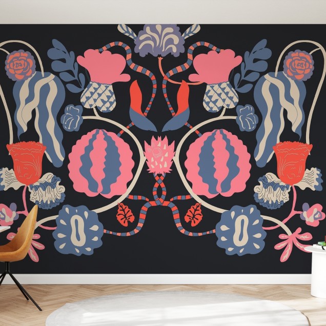 Tapet modern cu un design vibrant, In Bloom, caracterizat prin flori abstracte in nuante de roz, albastru, galben si rosu.