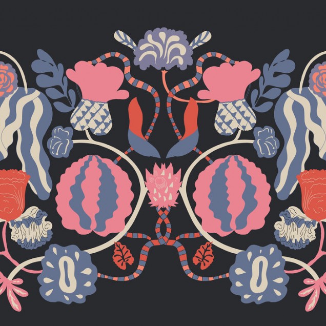 Tapet modern cu un design vibrant, In Bloom, caracterizat prin flori abstracte in nuante de roz, albastru, galben si rosu.
