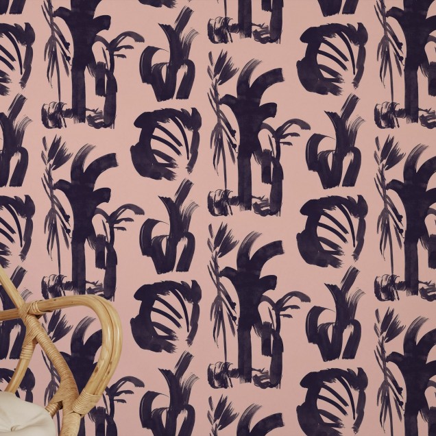 Tapet cu palmieri abstract, design modern, culori roz pudrat și mov