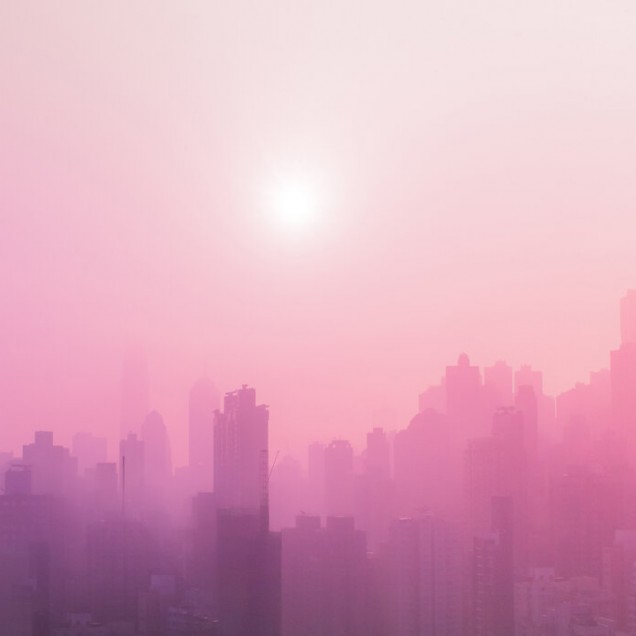 Tapet cu design modern Pink Sky, cu imagine a unui oraș din ceata, într-o nuanță de roz vibrant, ideal pentru o cameră modernă sau minimalistă.