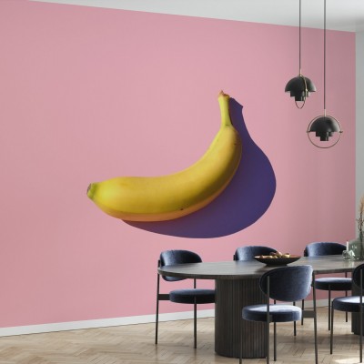 Fototapet cu o banană pe un fundal roz, perfect pentru un living, bucătărie sau dormitor.