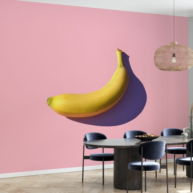Fototapet cu o banană pe un fundal roz, perfect pentru un living, bucătărie sau dormitor.