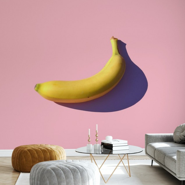 Fototapet cu o banană pe un fundal roz, perfect pentru un living, bucătărie sau dormitor.