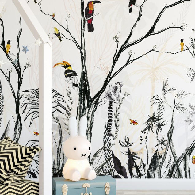 Tapet tropical cu design elegant, cu tușe fine de negru pe fond alb, reprezentând o pădure tropicală vibrantă.