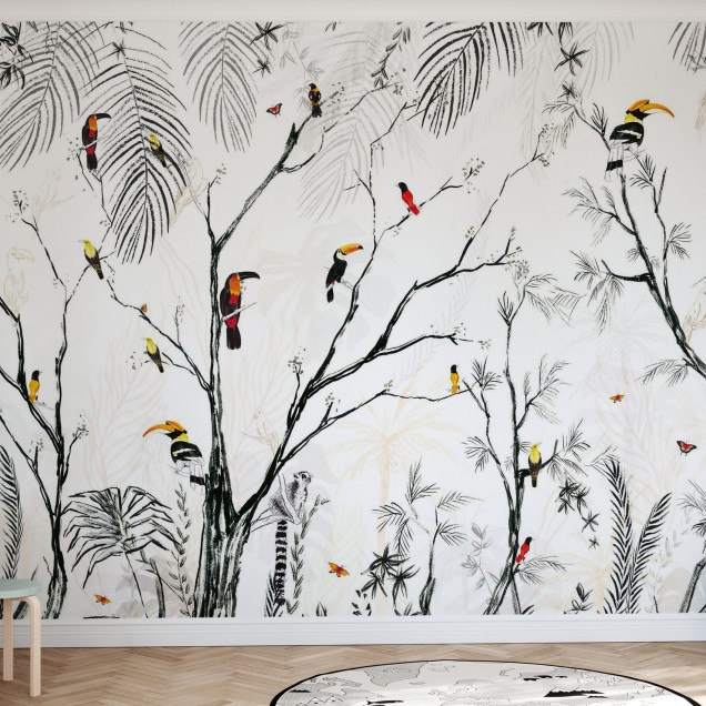 Tapet tropical cu design elegant, cu tușe fine de negru pe fond alb, reprezentând o pădure tropicală vibrantă.